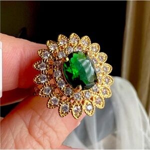Swarovski Elements 18k Gold Plated Oval Emerald Green Flower Halo Ring NWT
